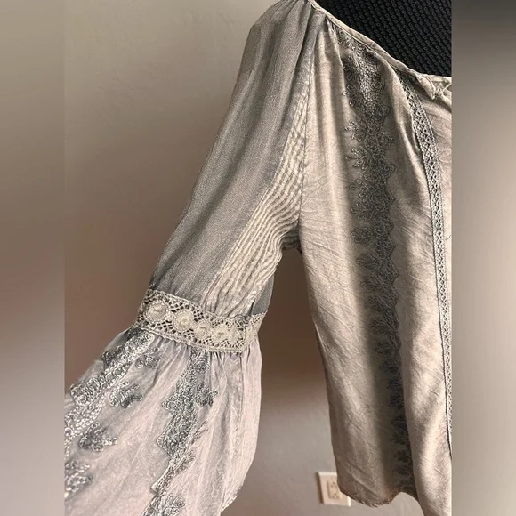 Young Threads Boho Flowy Blouse Size L - NWT - Picture 2 of 8